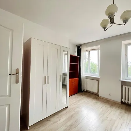 Minimalist With Kitchen-near Fabryczna Homestay *